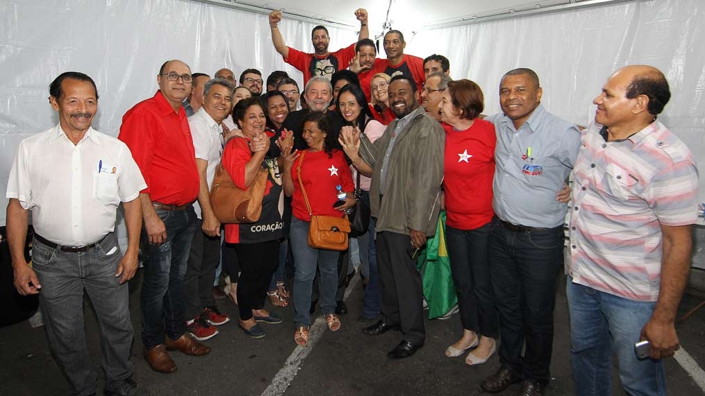 Lula cumprimenta militantes da Vigília em Defesa da Democracia