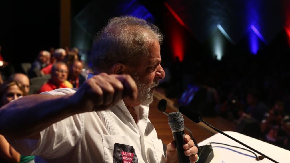 Lula defende conquistas sociais em congresso de educadores