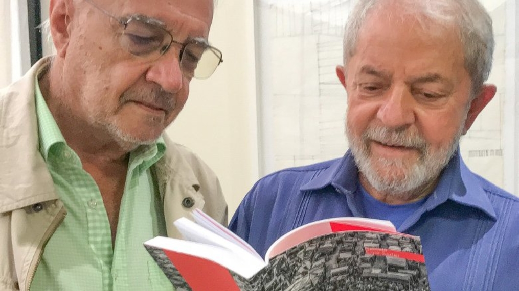 Lula defende soberania em livro organizado por Emir Sader