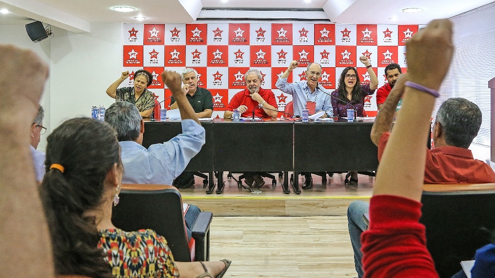 Lula em reunião com o PT: “Vou lutar pela democracia brasileira”
