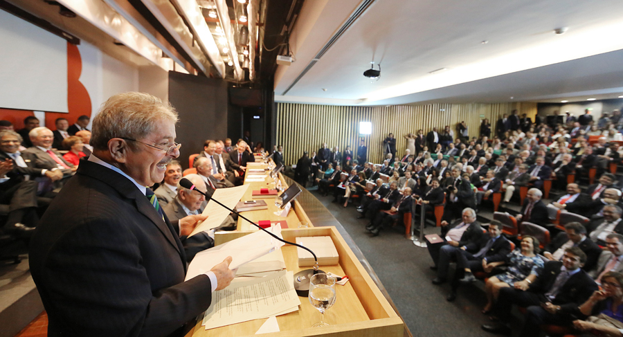 Lula lembra que PT assinou Constituição