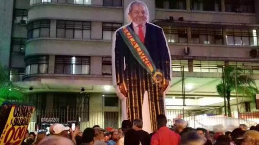 Lula Livre gigante faz sucesso na Central do Brasil 