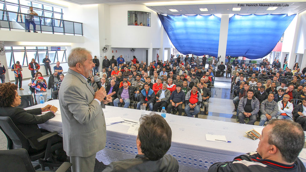Lula ouve a avaliação dos trabalhadores metalúrgicos a respeito da crise política