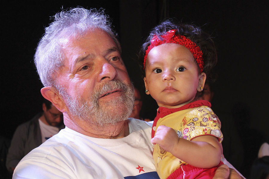 “Estão querendo comparar o governo do Lula de 2010 com o governo da Dilma de 2014, mas eles não devem ser comparados, porque são um projeto só”, afirma Lula em MS