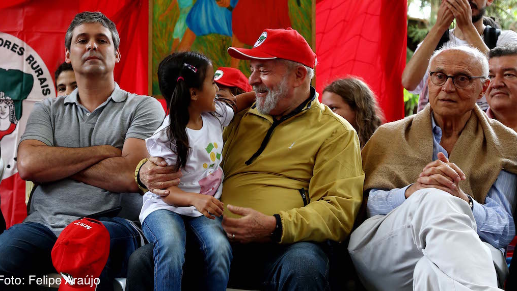 Lula participa de ato em solidariedade à Escola Florestan Fernandes