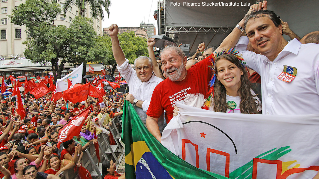 Lula participa de jornada pela democracia no Ceará: "Não vai ter golpe"