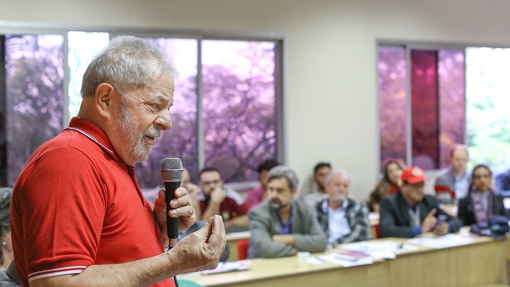 Lula participa de reunião da Frente Brasil Popular