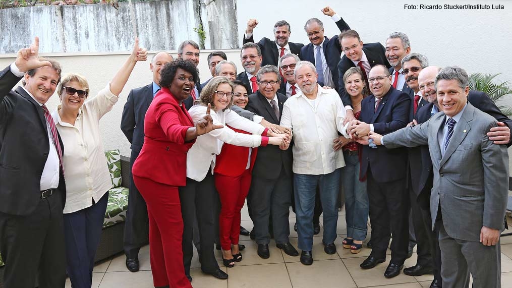 Lula recebe apoio de deputados petistas 