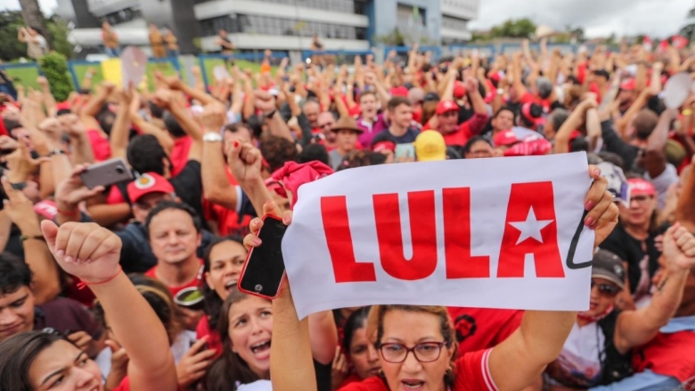 Lula recebe carta de membros da Vigília Lula Livre