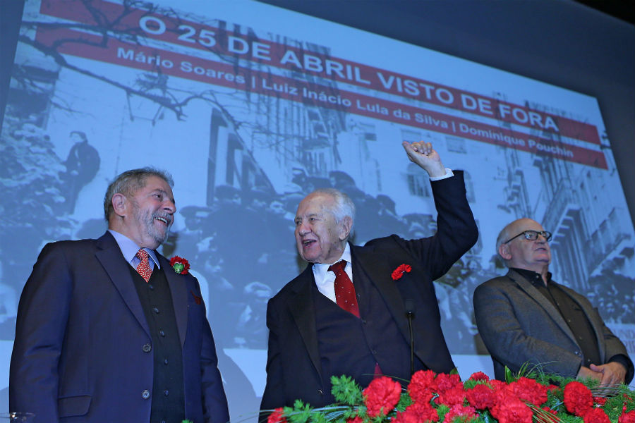 Mário Soares e Lula debatem  os 40 anos da Revolução dos Cravos