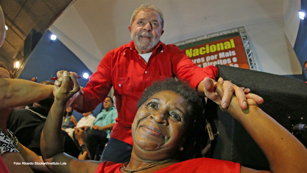 "Meu sangue é vermelho, mas é brasileiro", diz Lula em ato pela democracia