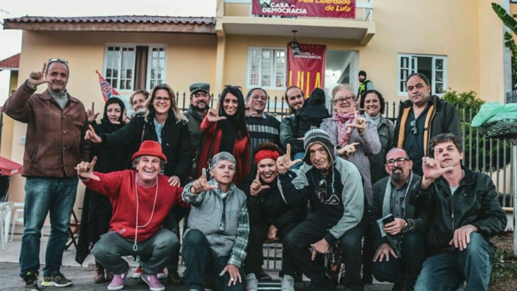 Moradores de Curitiba participam de ação em apoio à Vigília