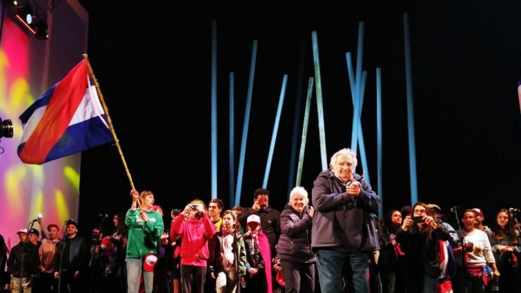 Mujica critica prisão de Lula em ato no Uruguai