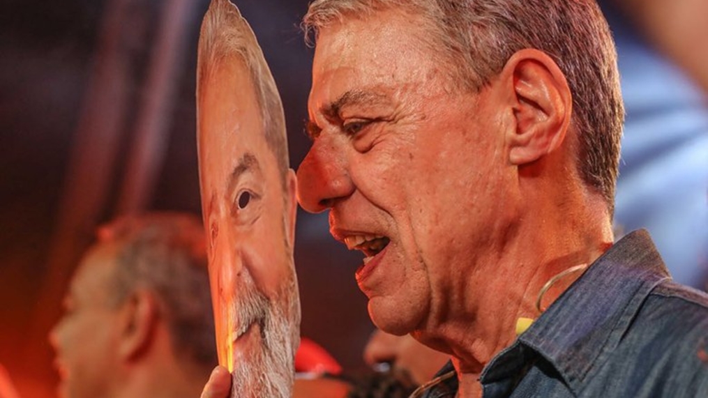 Música e poesia são as armas para lutar pela liberdade de Lula