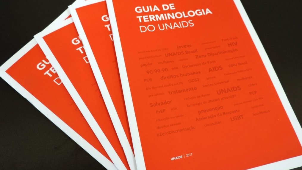 No Brasil, ONU lança guia sobre linguagem apropriada para falar de HIV e AIDS