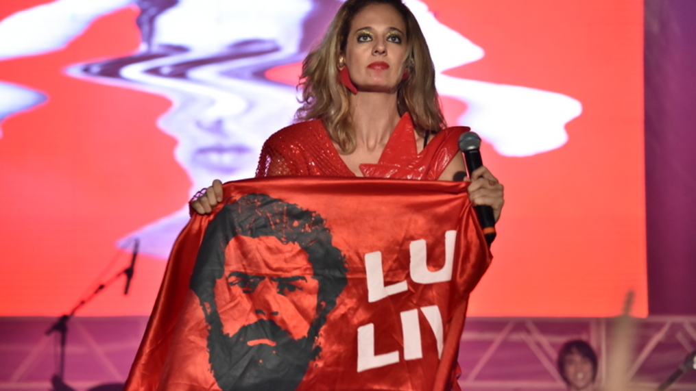 No palco do Festival de Garanhuns, Letrux pede Lula Livre 