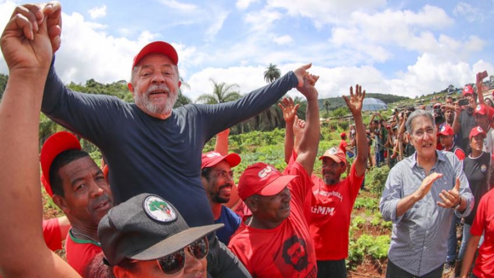 “Nossa luta é incansável”, diz Lula em visita a acampamento do MST