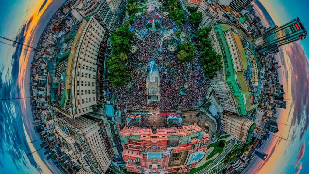 Na Argentina: Multidão lota Plaza de Mayo com Lula