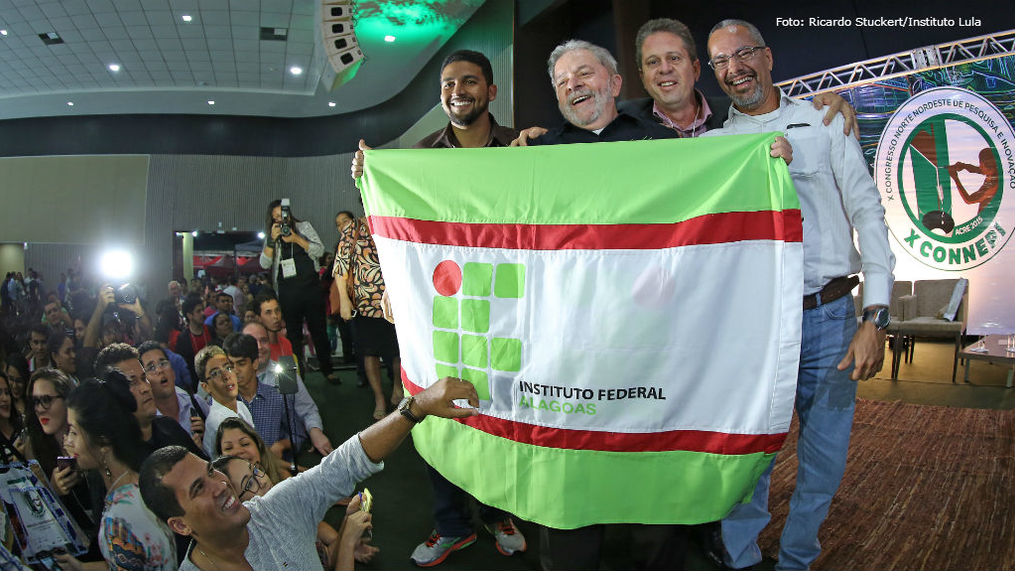 “O Brasil acumulou dívidas históricas com a educação”, diz Lula no Acre