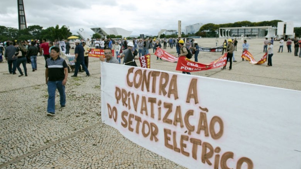 Parlamentares contestam privatização da Eletrobrás