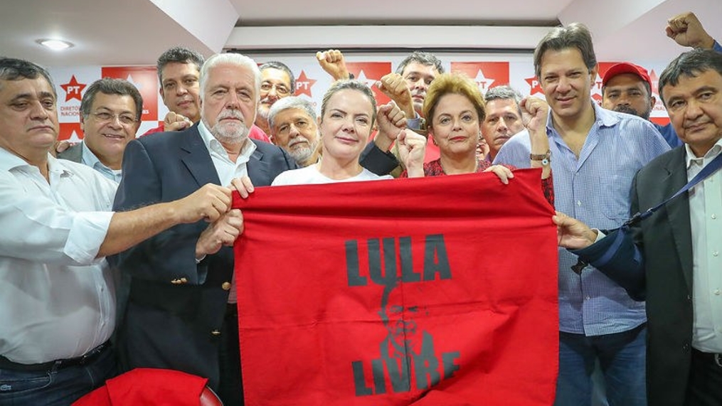 Parlamentares reagem a manobra para manter Lula preso