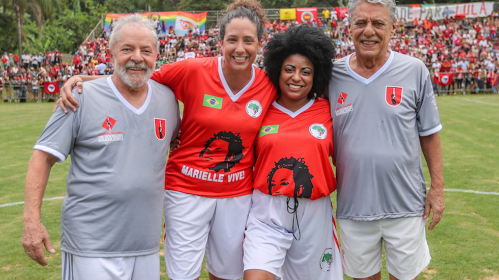 Partida com Lula no campo do MST celebra democracia