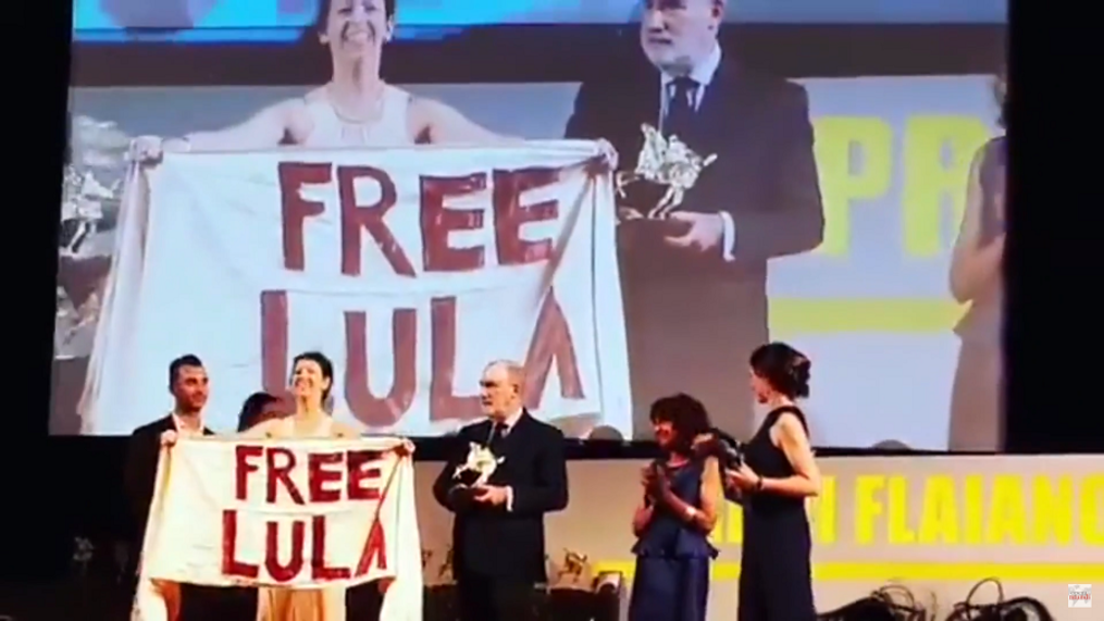 Brasileira recebe prêmio na Itália e dedica a Lula