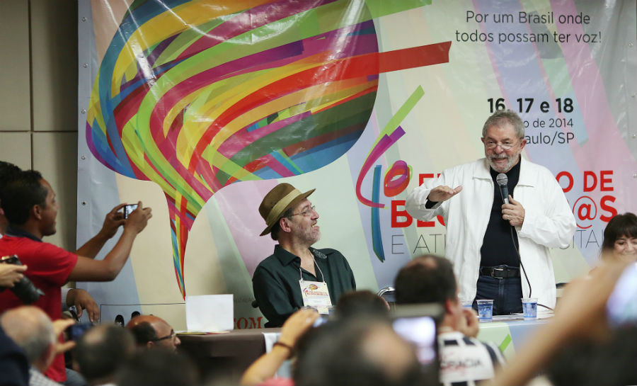 "Precisamos pensar no marco regulatório para a comunicação", afirma Lula em encontro de blogueiros