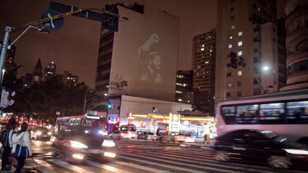 Projeção em São Paulo denuncia 500 dias de injustiça