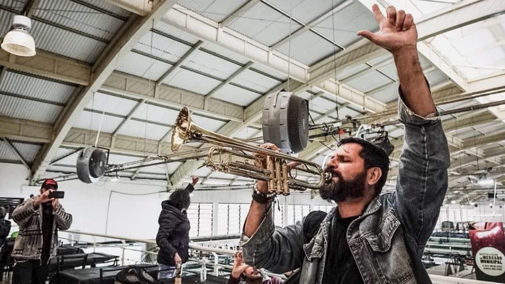 Quem é o trompetista que invade a Globo tocando 'Lula lá'