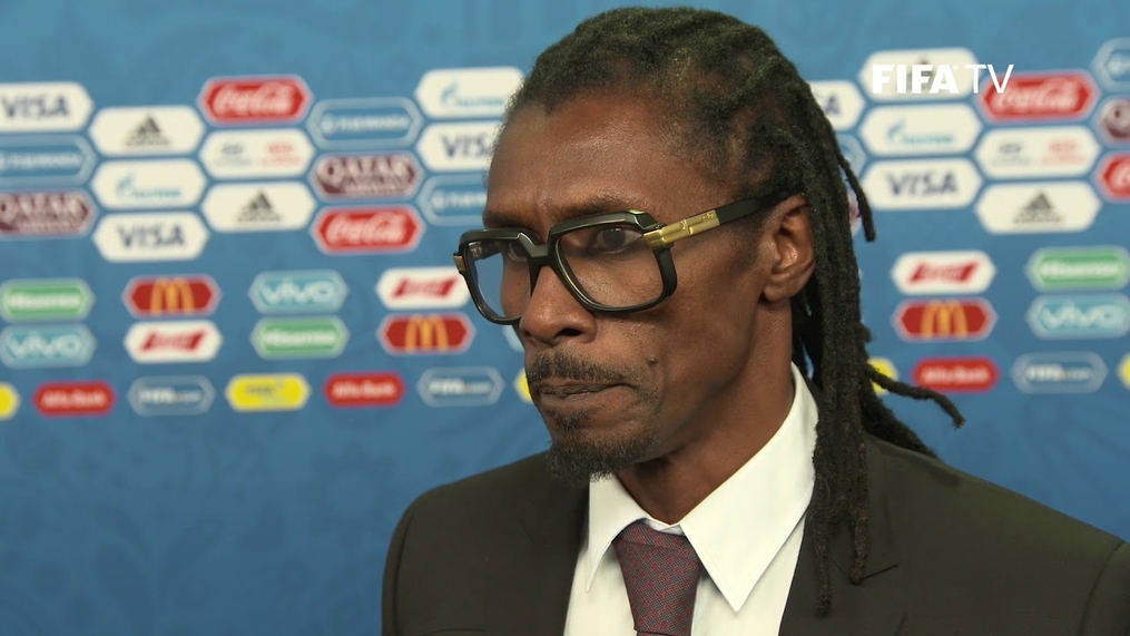 Único negro, técnico de Senegal tem menor salário da Copa