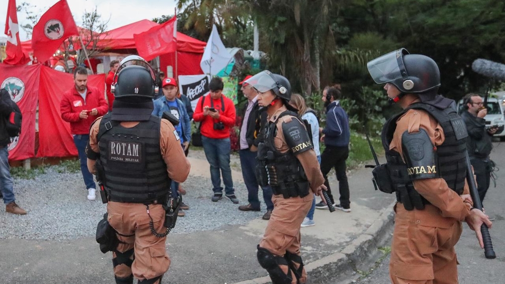 Vigília repudia intimidação policial em Curitiba