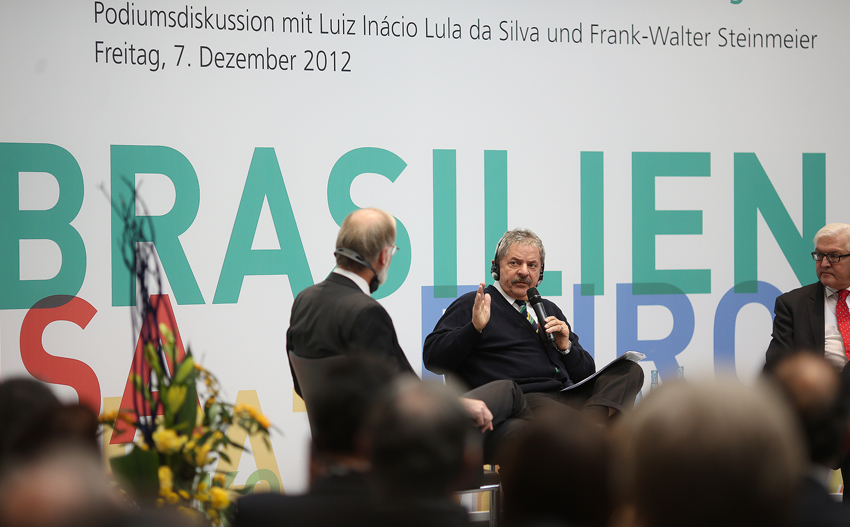 “Yo soy ingenuo, pero creo en la política”, dice Lula en debate en Alemania