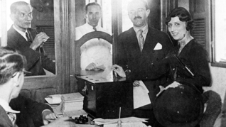 A professora Celina Guimarães Viana, a primeira eleitora do Brasil, vota em 1928 no RN, primeiro estado a modificar sua legislação para permitir o voto feminino/Foto: Iconographia