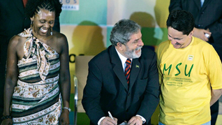 O presidente Lula sanciona a lei que institucionaliza o ProUni, ao lado de Solange Aparecida Ferreira de Campos, primeira bolsista do programa, e Sérgio Custódio, presidente do Movimento dos Sem-Universidade. Foto: Ricardo Stuckert/PR