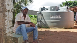 O agricultor Valdir e a cisterna em sua casa. Pedro Sibahi/Agência PT