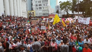 Pessoas aguardam a chegada de Lula na praça Santos Andrade, em Curitiba. Foto: Filipe Kfouri