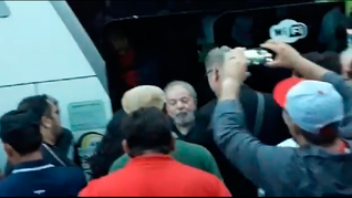 Frame do vídeo que mostra Lula descendo do ônibus em Laranjeiras do Sul