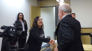 Eleonora de Lucena cumprimenta Lula na sede da Polícia Federal em Curitiba