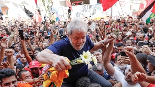 Lula é carregado pelo povo após avisar que se entregaria à PF. Foto: Ricardo Stuckert