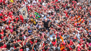 Lula em meio à multidão em seu retorno ao sindicato, após 580 dias preso. Foto: Ricardo Stuckert