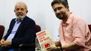 Lula e Camilo Vannuchi; segundo o autor, trajetória de Marisa se confunde com a história recente do país / Foto: Cadu Bazilevski