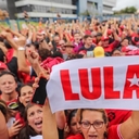 Lula recebe carta de membros da Vigília Lula Livre