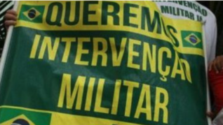 Manifestantes pedem intervenção militar no Brasil.