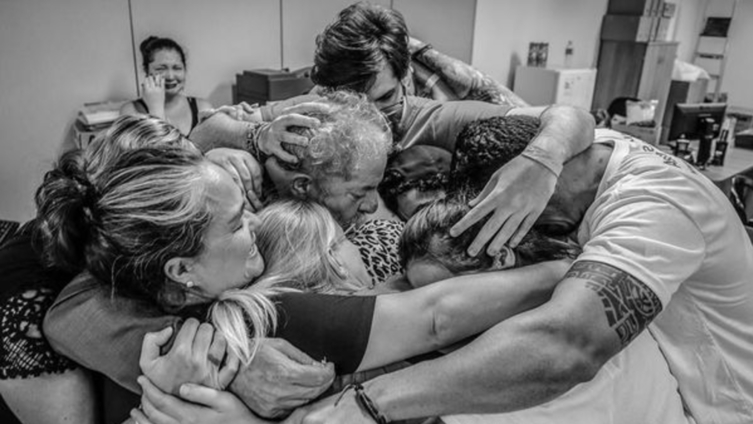 No Sindicato dos Metalúrgicos do ABC, Lula se despede de seus familiares antes de se entregar à Polícia Federal / Foto: Ricardo Stuckert